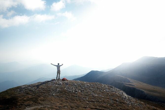 山頂にいる孤独なハイカー