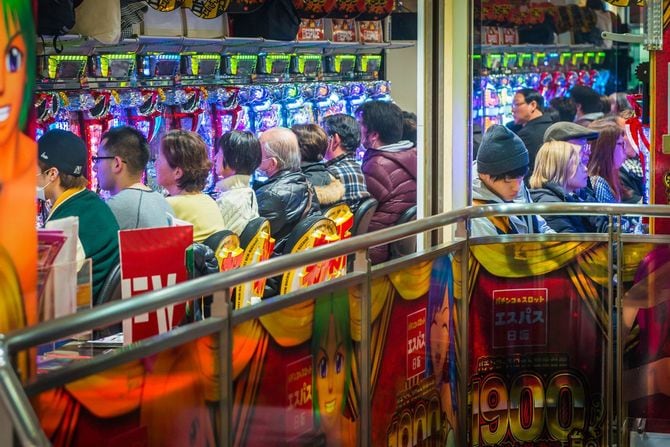 満席のパチンコ店内