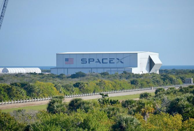 ケネディ宇宙センターの発射施設にあるスペースXの格納庫