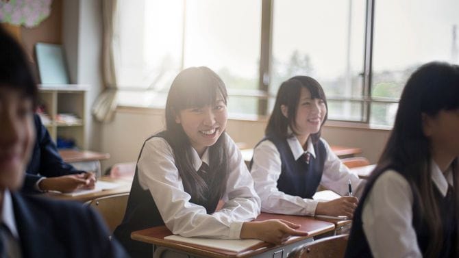 教室で笑顔の女子高校生