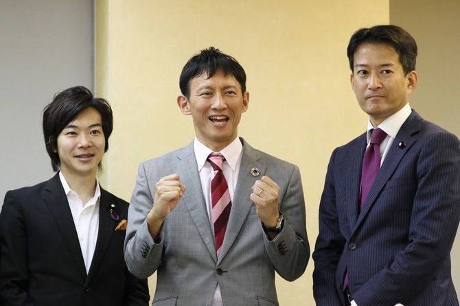 東京都知事選に立候補を表明し、記者会見で写真に納まる小野泰輔氏（中央）。右は東京維新の会の柳ケ瀬裕文代表、左は音喜多駿副代表・政調会長＝2020年6月9日、東京都庁