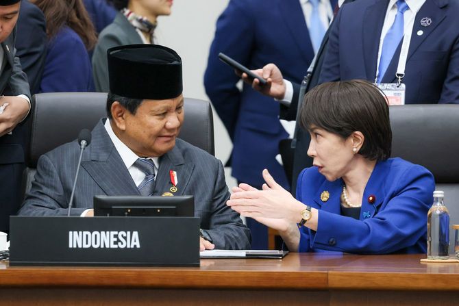 令和7年10月31日（現地時間）、APEC（アジア太平洋経済協力）首脳会議出席等のため韓国の慶州を訪問している高市総理は、APEC首脳会議（第1セッション）に出席