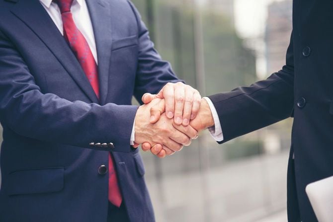 握手するビジネスマン