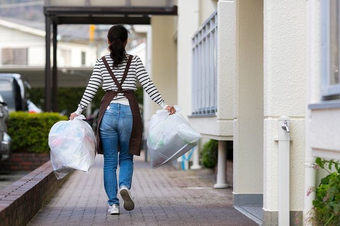 ゴミと一緒にアジアの主婦