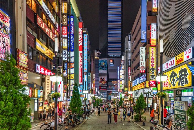 東京・新宿区歌舞伎町のゴジラロード