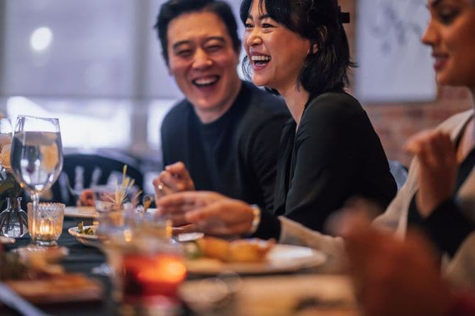 談笑しながら食事をする人々