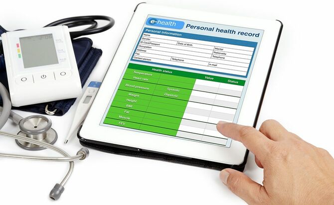 タブレットに示す患者の個人の健康情報