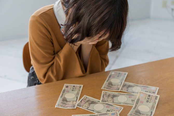 数枚の1万円札と人