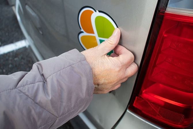 高齢の運転マークを貼り付けた高齢女性。