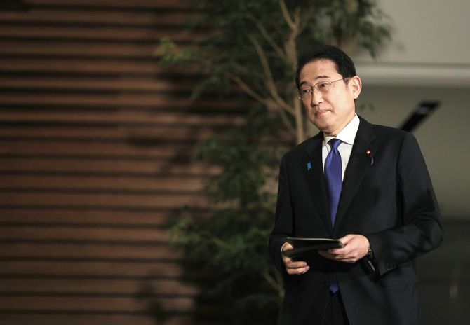 記者団の取材に応じ、首相官邸を出る岸田文雄首相=2023年12月20日、東京・永田町