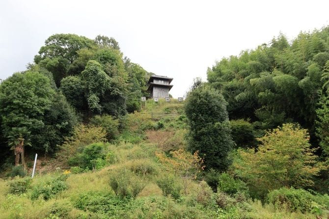 西麓から見上げる淡河城