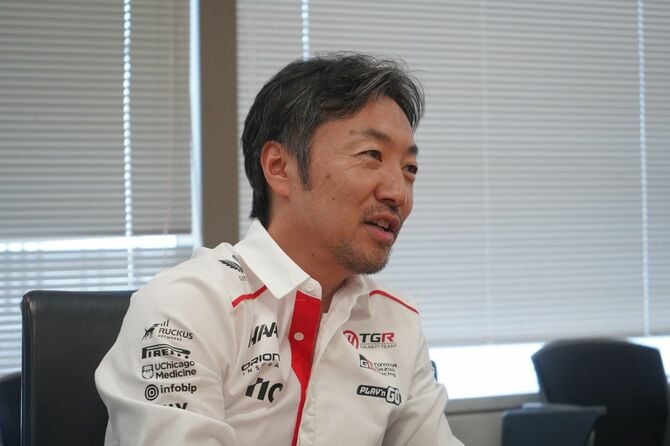 取材に応じる「TGRハースF1」の小松礼雄代表