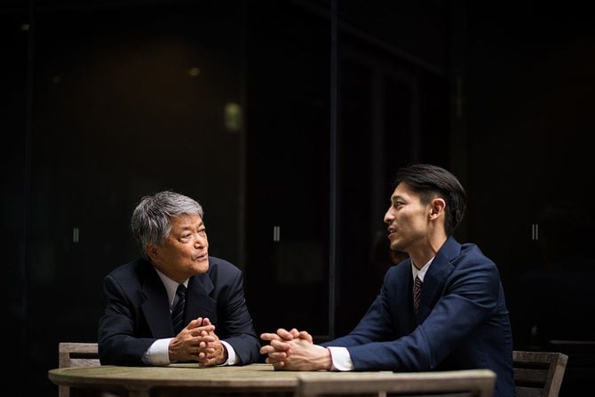 雑談するビジネスマンたちのイメージ