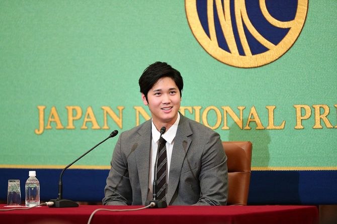 笑顔で記者会見する米大リーグ・エンゼルスの大谷翔平選手＝2021年11月15日、東京都千代田区の日本記者クラブ