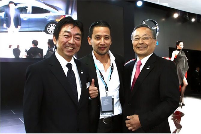2013年上海ショーの会場で遭遇した、マツダの山内孝（右、代表取締役会長 社長兼CEO＝当時）と、「アテンザ」の開発などを担当した商品本部の梶山浩（左、主査＝当時）
