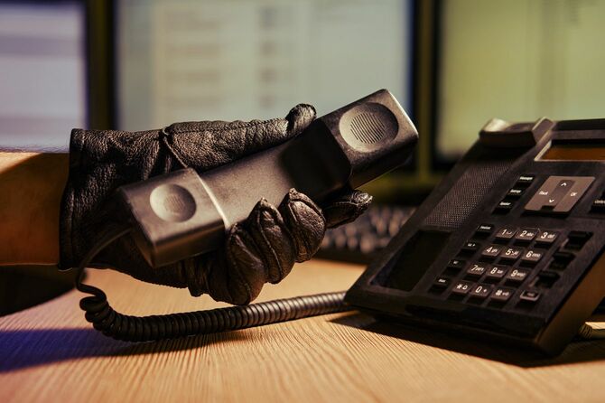 黒い手袋と受話器