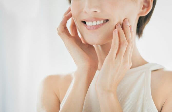 肌の調子を確かめる女性