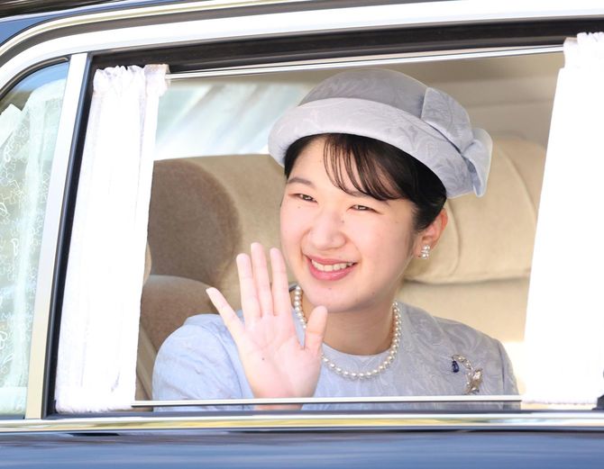 上皇さまの誕生日を祝うため、仙洞御所に入られる愛子さま＝2025年12月23日、東京・元赤坂（代表撮影）