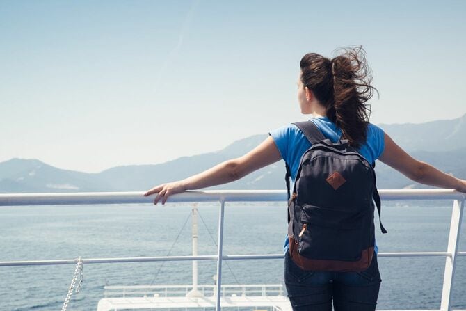 船に乗る若い女性