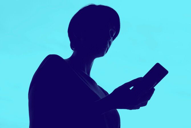 スマートフォンを見ている女性