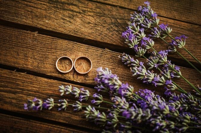 結婚指輪とフレッシュラベンダー