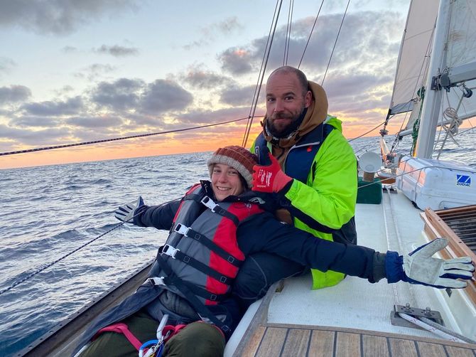 タイラー・ワキ氏、妻と一緒にヨット上で