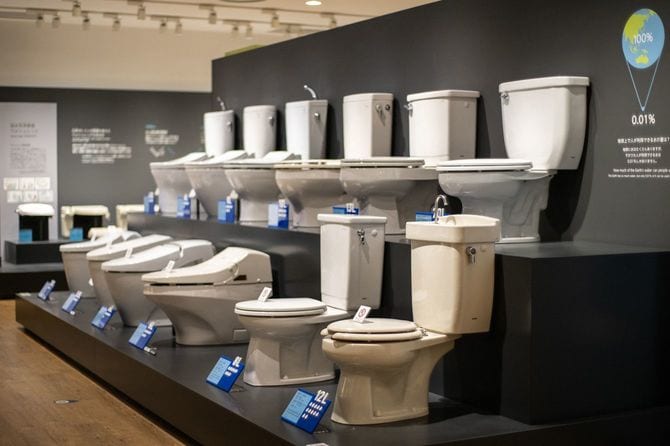 2024年2月15日、福岡県北九州市にある日本のトイレメーカー「TOTO」の博物館に展示された様々なトイレの様子