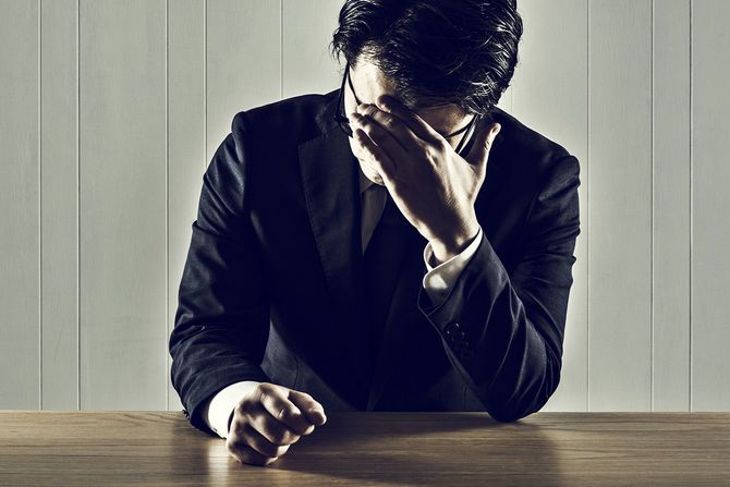 悩んでいる様子