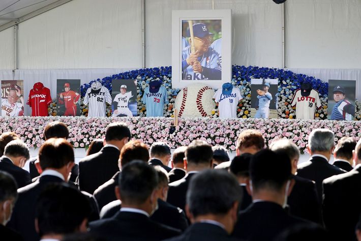 野村克也さんをしのぶ会で黙とうする出席者＝2021年12月11日、神宮球場
