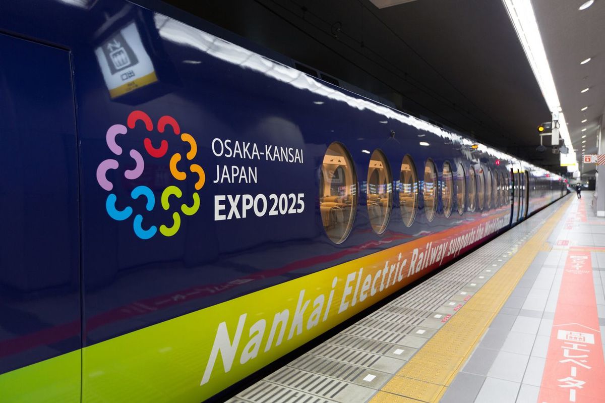 南海電気鉄道の車両が大阪・関西万博のラッピングで彩られている