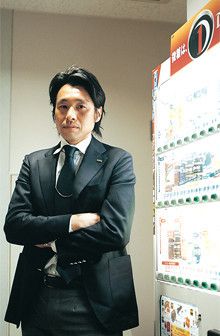 <strong>向井正訓</strong>●1971年生まれ。日本大学経済学部卒。建設業界を経て95年に入社。東京の営業所でルートセールスを経験。2002年社内公募で営業開発部へ転属。05年より現職。