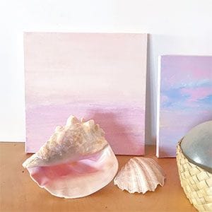 山崎さんの作品。「1000年後の未来の風景」をテーマに制作を続ける。