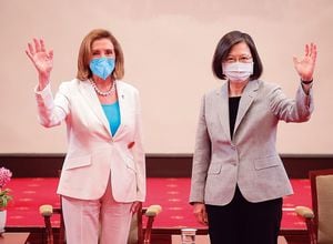 ナンシー・ペロシ米下院議長（左）と台湾の蔡英文総統。