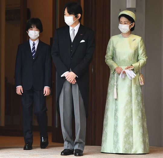 宮邸を出発される秋篠宮ご夫妻と見送られる悠仁さま＝2020年11月8日、東京都港区［代表撮影］