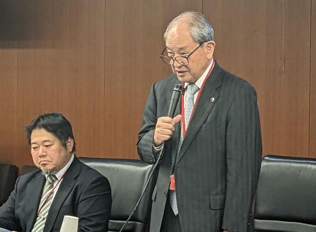 国のモニタリング会議であいさつする矢野座長（都内）