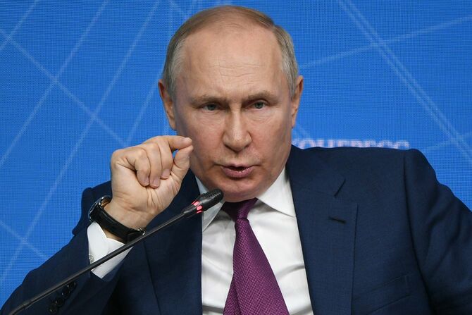 2022年7月20日、ロシアのウラジーミル・プーチン大統領は、ロシア・モスクワの廃炉になった発電所を改築したGES-2で、戦略イニシアチブ機関（ASI）が開催したフォーラムの会議に出席した