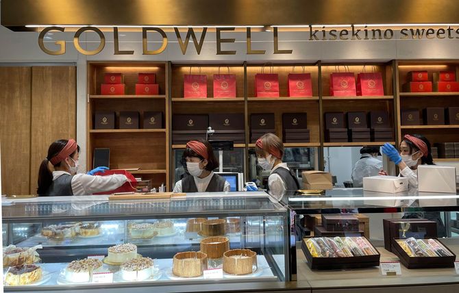 「デパートリウボウ」1階に開業したGOLDWELL1号店。一番人気の看板商品は「井戸」を模したキセキノチーズケーキ。沖縄県内でチーズやヨーグルトを製造するパメラ・アンさんのギリシャヨーグルトが使われている＝2021年3月