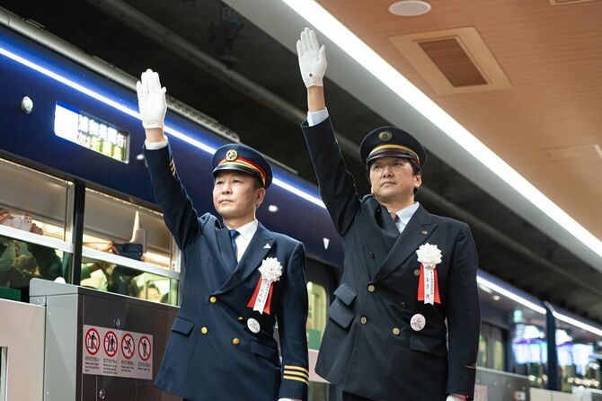 相互直通運転の境界駅である新横浜は、相模鉄道と東急電鉄の共同管理駅になり、駅長も2人体制に