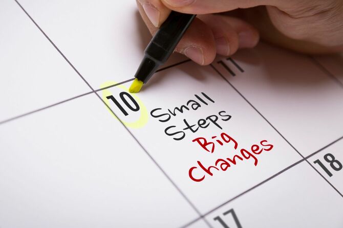 カレンダーに小さな一歩が大きな変化を生むと書き込み