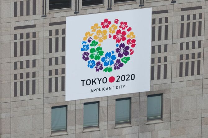 2020東京オリンピックの旗が掲げられた都庁