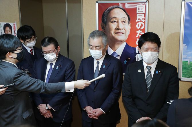 自民党へ離党届提出後、記者団の質問に答える(左から)大塚高司、松本純、田野瀬太道の3氏