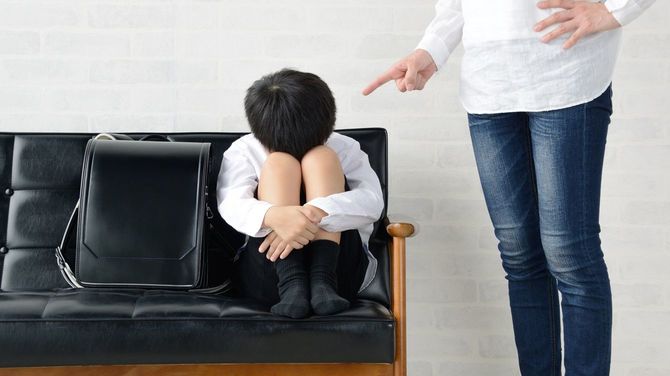 息子を叱る母親