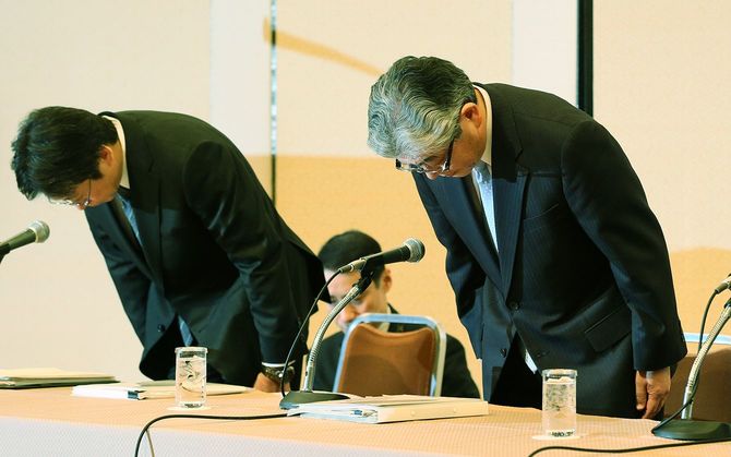 朝日新聞社の従軍慰安婦報道に関する第三者委員会の報告を受け、記者会見し頭を下げる渡辺雅隆社長(右)ら