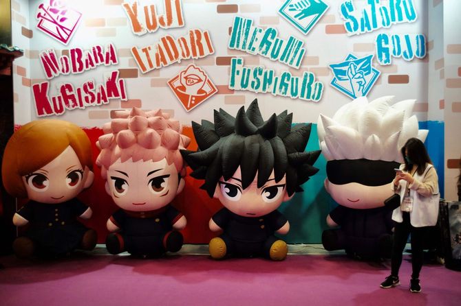 台北で開催された第10回コミック・アニメフェスティバルで、像の横に立つ女性