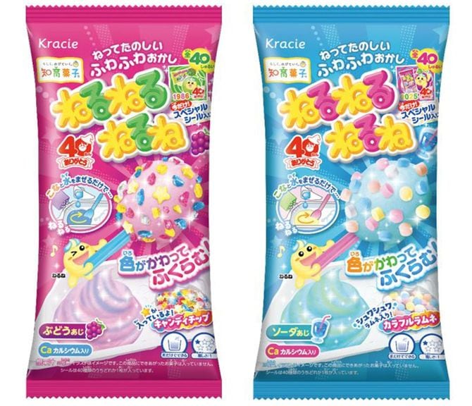 発売40周年を記念した、歴代パッケージデザインのキラキラシール入り「ねるねるねるね　ぶどう味」（左）「ねるねるねるね　ソーダ味」（右）。数量限定で発売