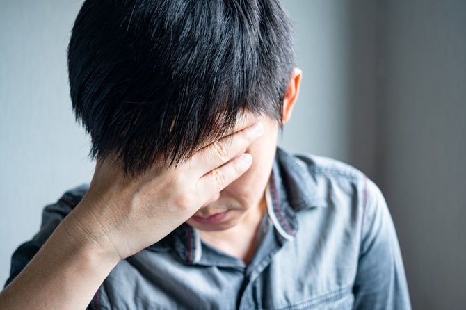 苦悩する男性