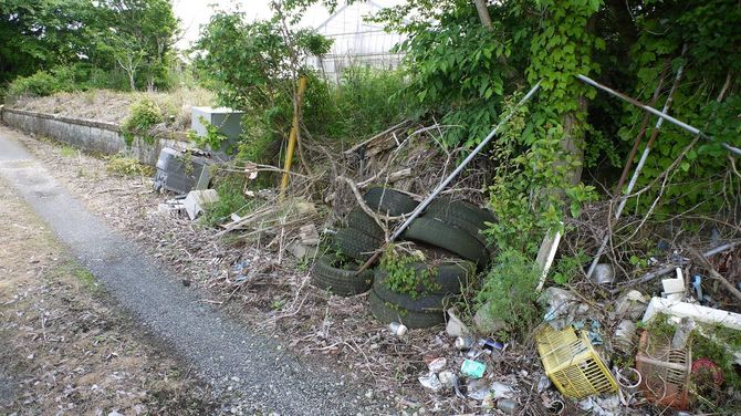 私道上に投棄されたゴミ。