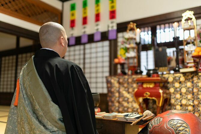 僧侶は仏前で祈る