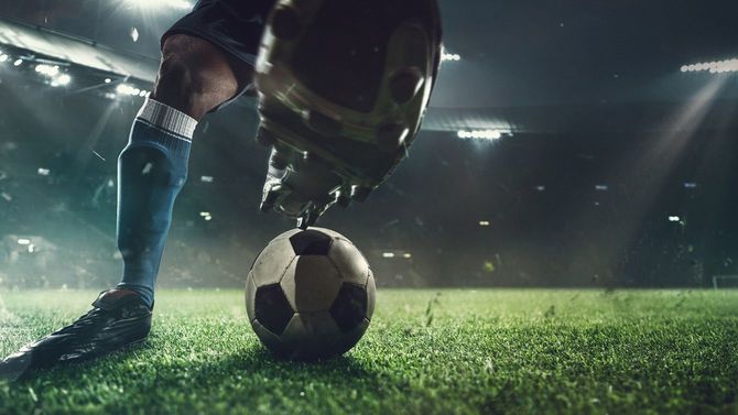 足元にサッカーボール