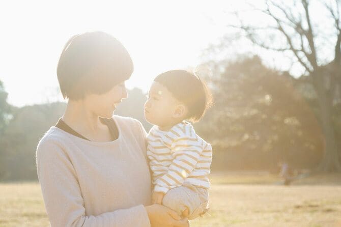 公園でリラックスする母と息子